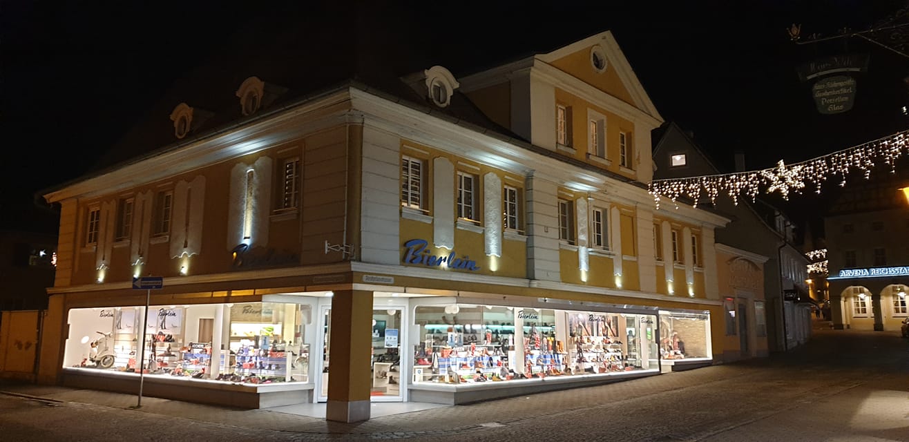 Schuhhaus Bierlein Außenfassade, festlich