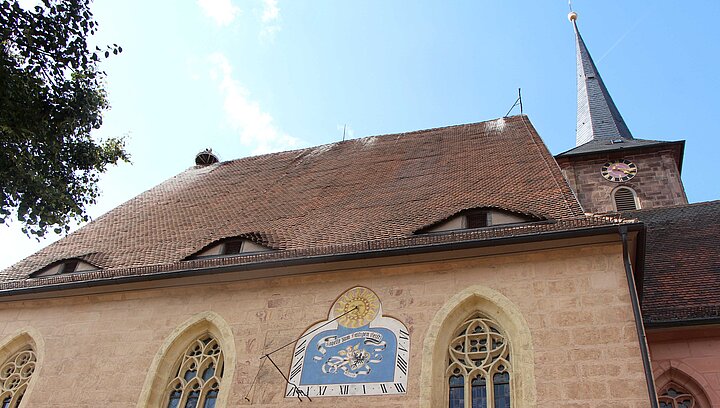 Fassade der Spitalkirche mit Sonnenuhr