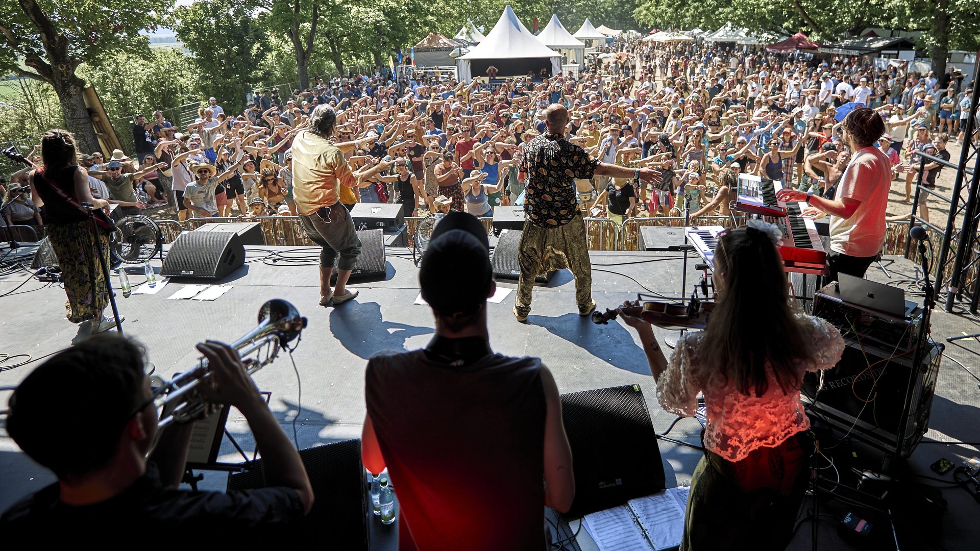 Weinturm Open Air - Aufnahme von Band mit Publikum aus dem Backstage der Bühne
